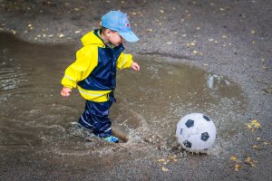 3 activities to keep a child active when it's raining